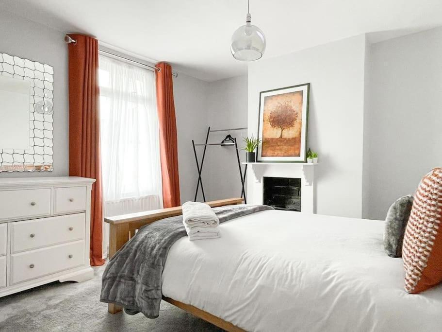 Holiday home Large House With Fast Trains To London