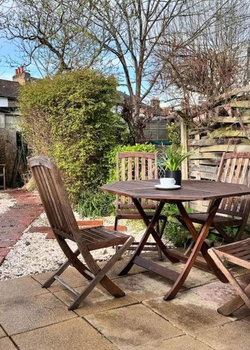 Large House With Fast Trains To London * Croydon